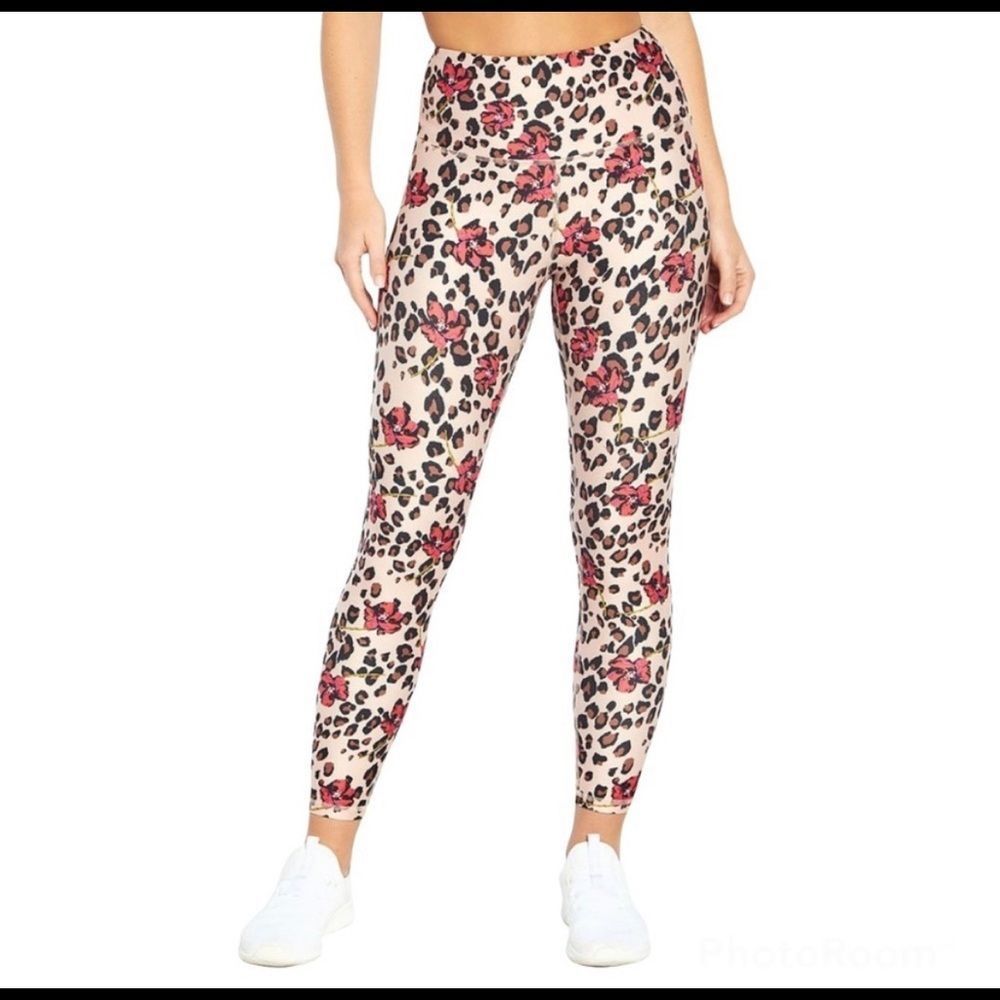 #45•WILDFOX•NWT 🐆 beautiful leopard on pink with red flower leggings size large